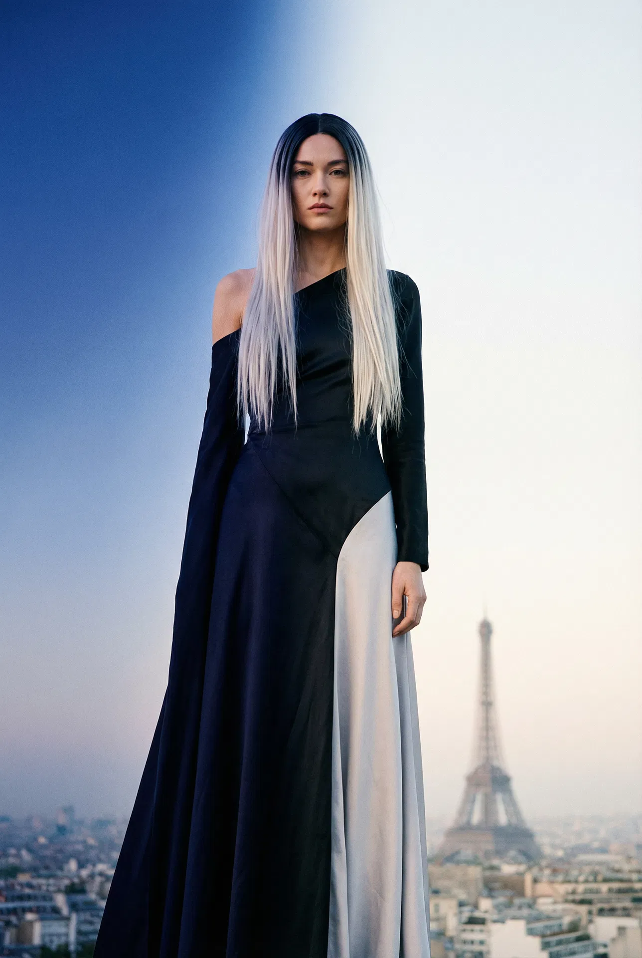 Nuit Blanche #RO 4/20 — Near-black roots to platinum blonde keratin bonds model