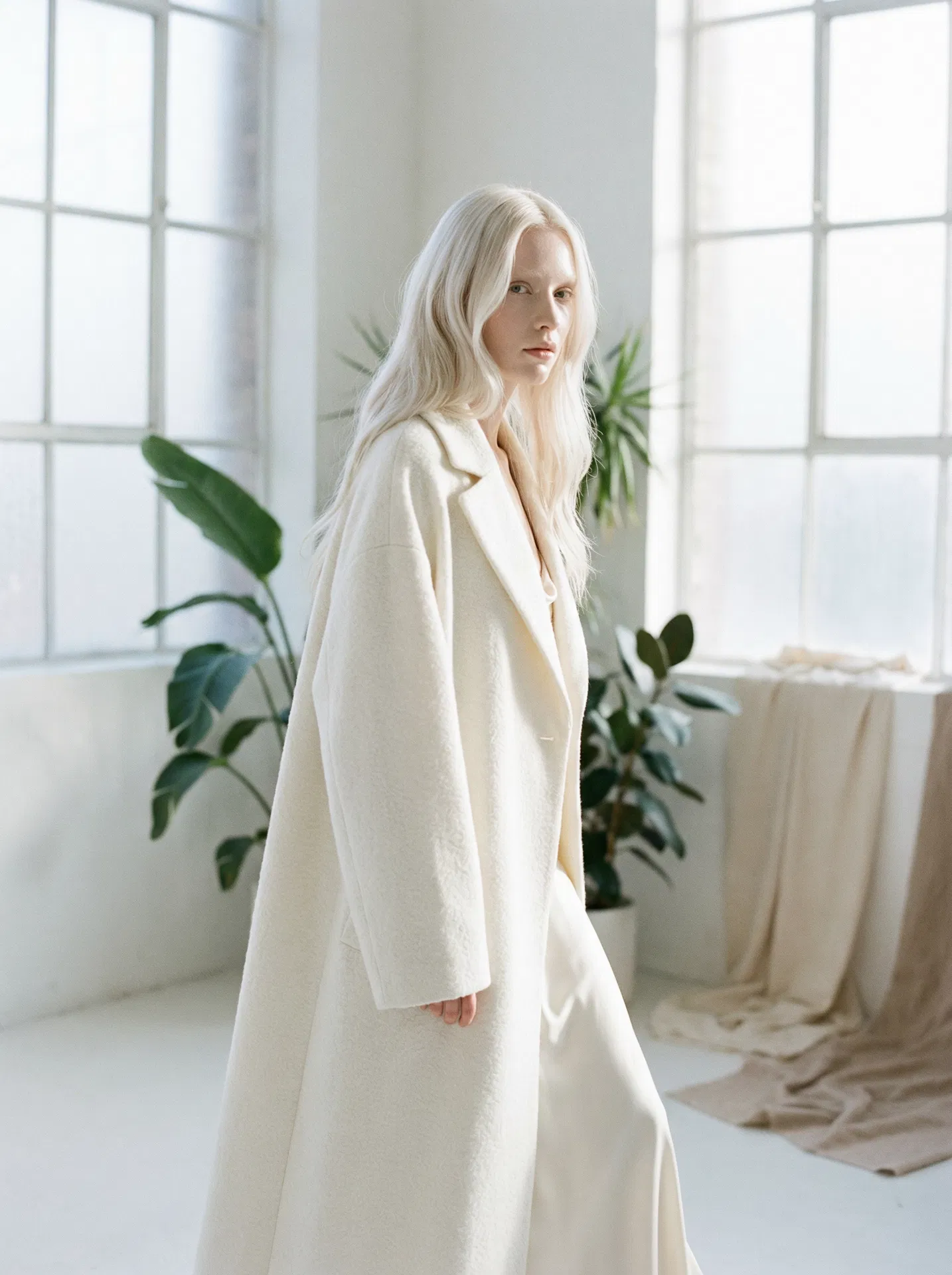 Lumière #15 — Medium warm golden blonde keratin bonds model