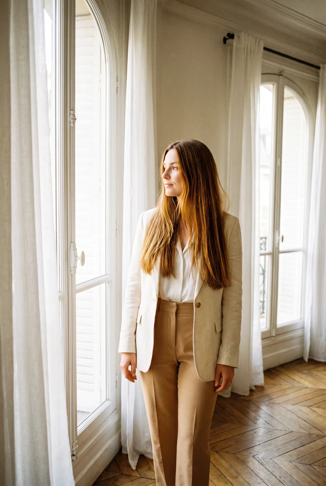 Suède — Zora Wisp Weft model, warm golden-brown hair extensions in Parisian apartment